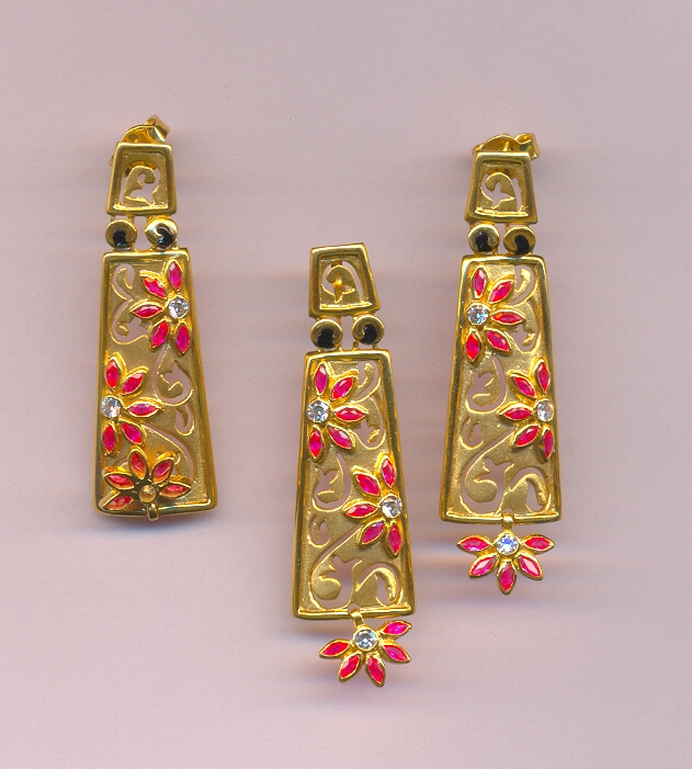 GOLD HALF SET PENDENT DESIGNER EXCLUSIVE