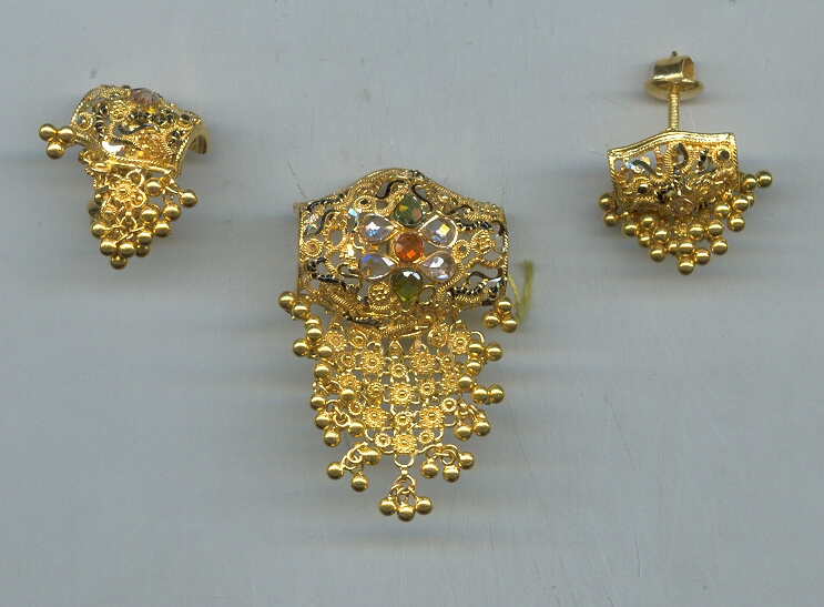 GOLD HALF SET PENDENT DESIGNER EXCLUSIVE
