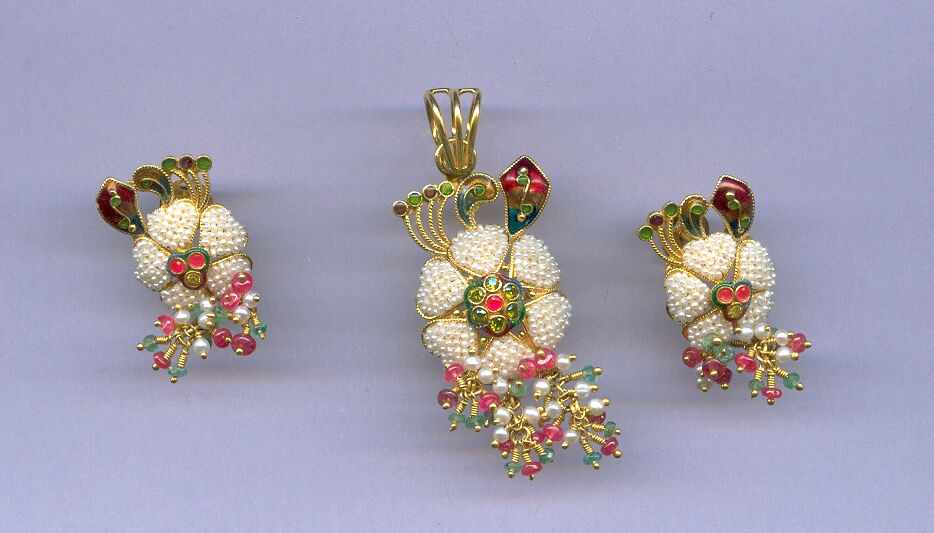 GOLD HALF SET PENDENT DESIGNER EXCLUSIVE