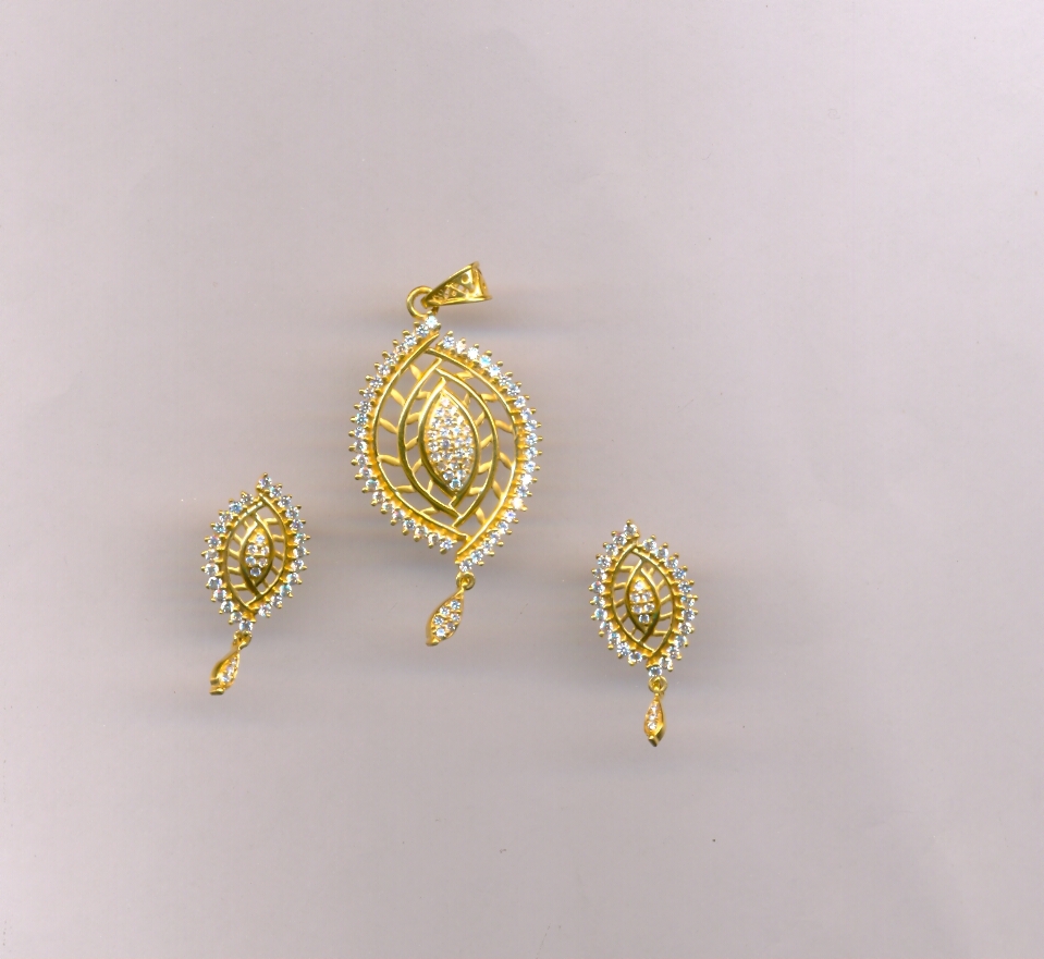 GOLD HALF SET PENDENT PLAIN EXCLUSIVE