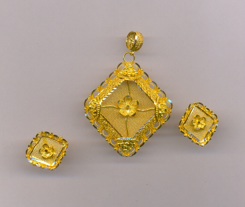 GOLD HALF SET PENDENT PLAIN EXCLUSIVE