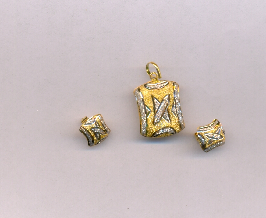 GOLD HALF SET PENDENT PLAIN EXCLUSIVE