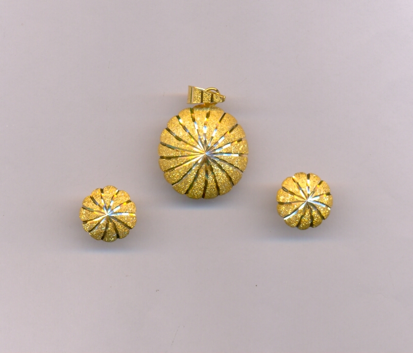 GOLD HALF SET PENDENT PLAIN EXCLUSIVE
