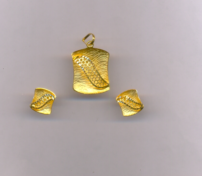 GOLD HALF SET PENDENT PLAIN EXCLUSIVE