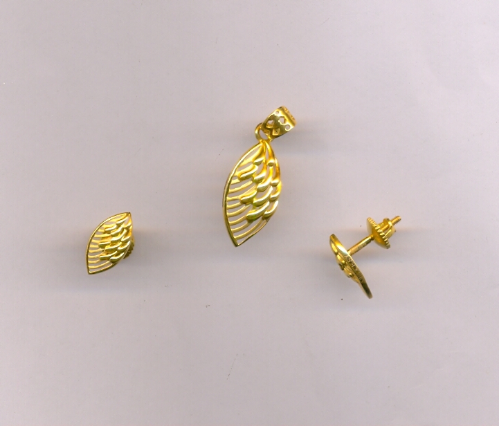 GOLD HALF SET PENDENT PLAIN EXCLUSIVE