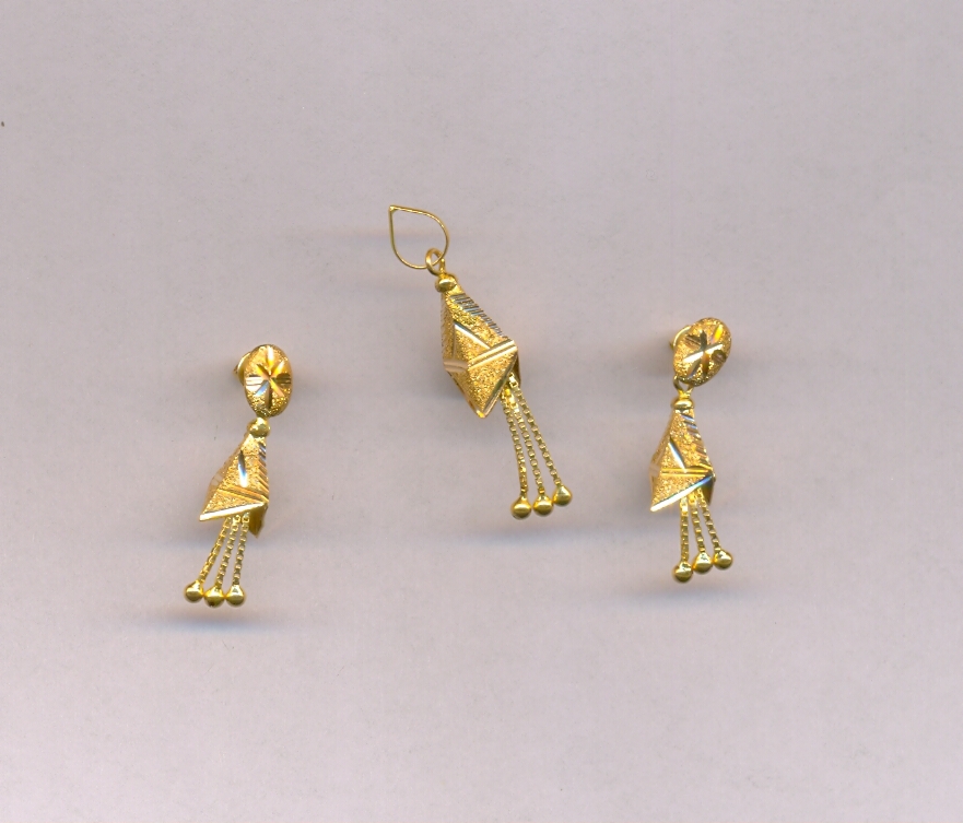 GOLD HALF SET PENDENT PLAIN EXCLUSIVE