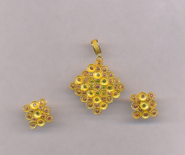 GOLD HALF SET PENDENT PLAIN EXCLUSIVE