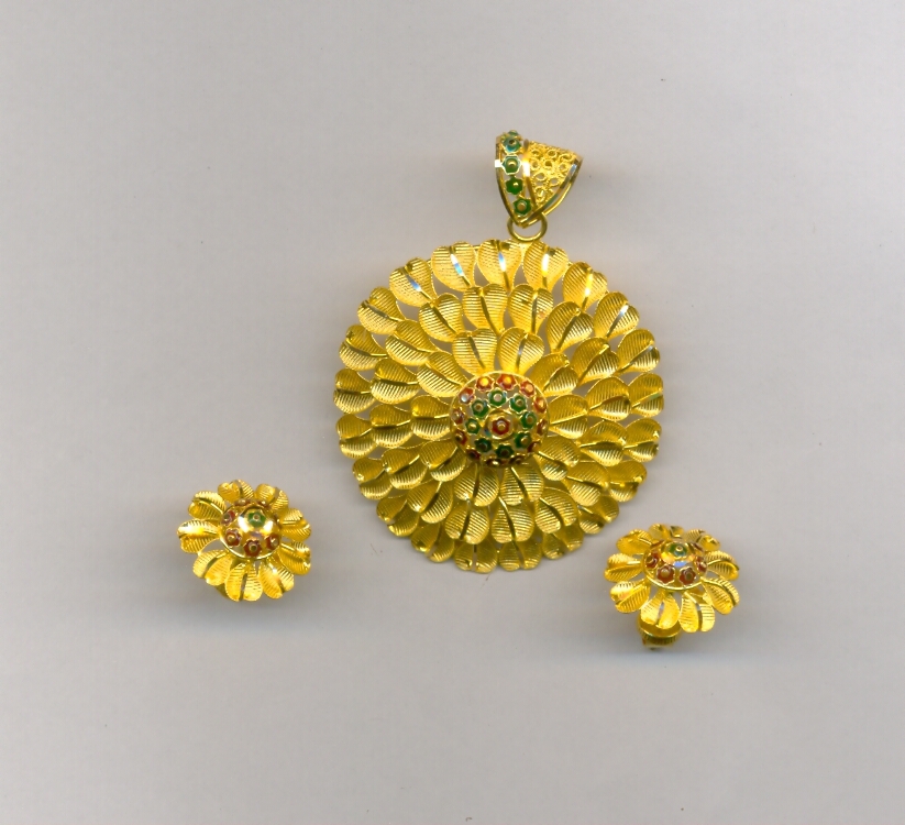 GOLD HALF SET PENDENT PLAIN EXCLUSIVE
