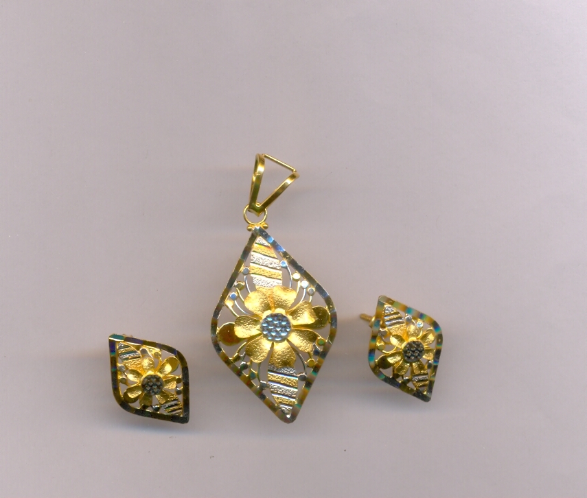 GOLD HALF SET PENDENT PLAIN EXCLUSIVE