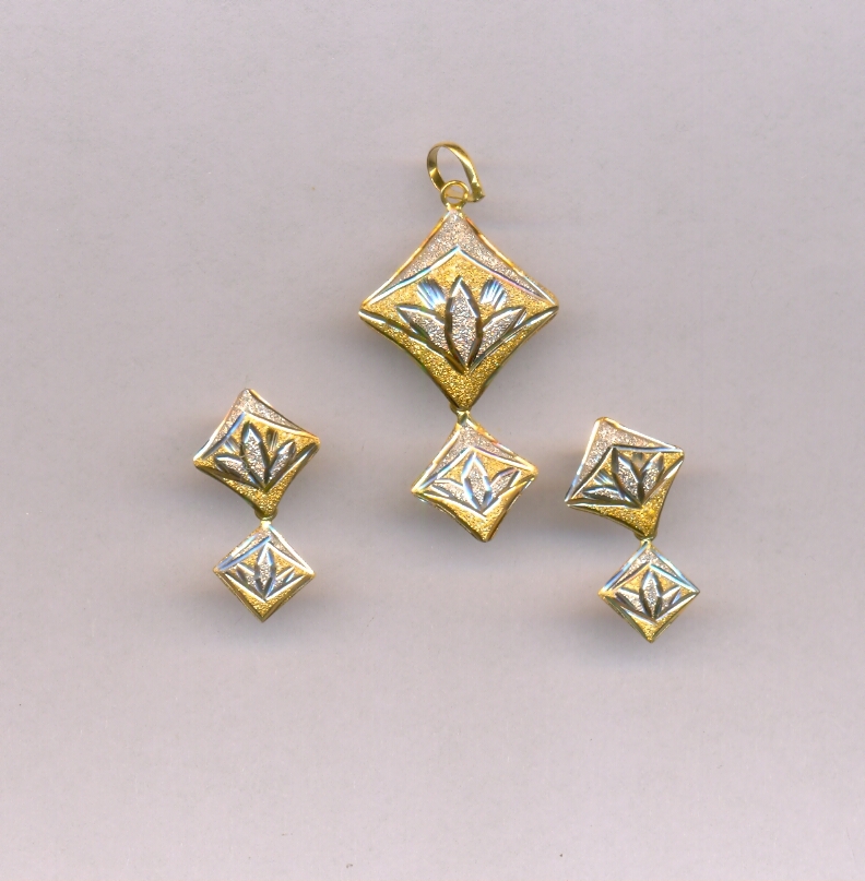 GOLD HALF SET PENDENT PLAIN EXCLUSIVE
