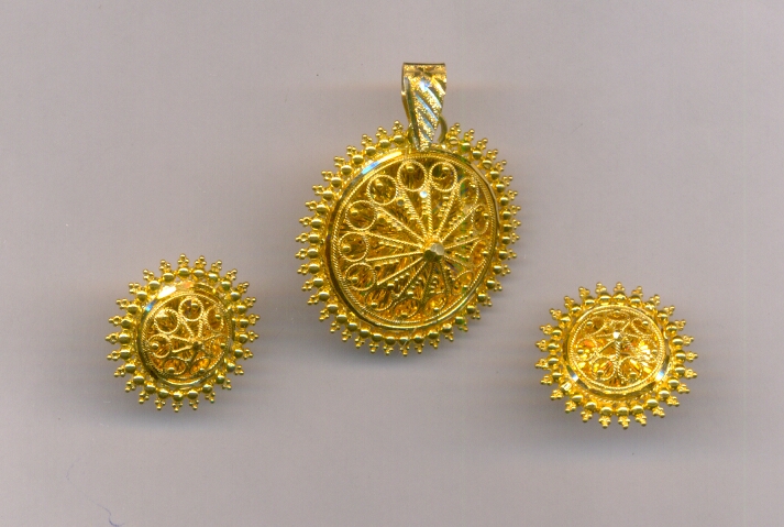 GOLD HALF SET PENDENT PLAIN EXCLUSIVE