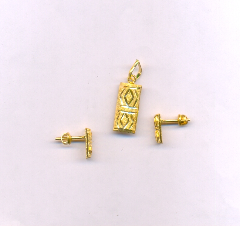 GOLD HALF SET PENDENT PLAIN EXCLUSIVE