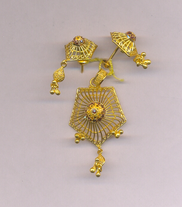 GOLD HALF SET PENDENT PLAIN EXCLUSIVE