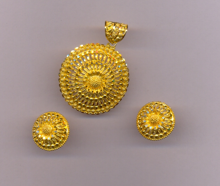 GOLD HALF SET PENDENT PLAIN EXCLUSIVE