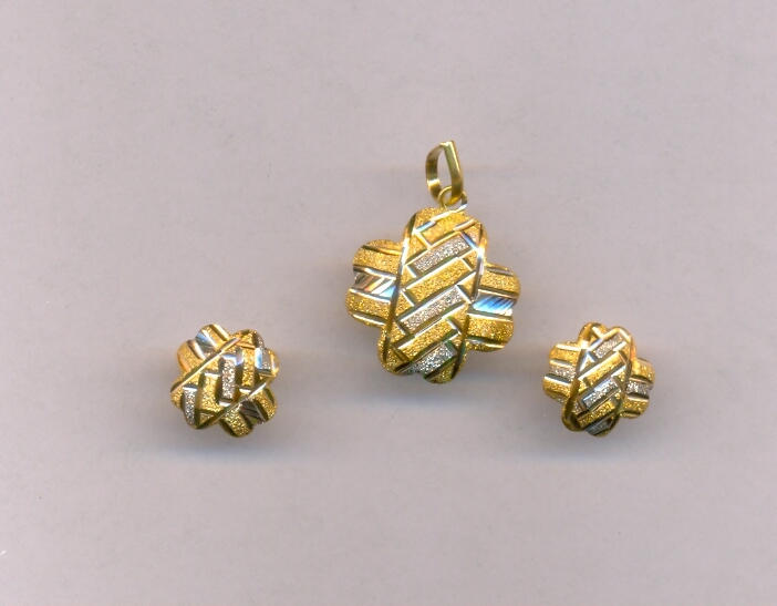GOLD HALF SET PENDENT PLAIN EXCLUSIVE