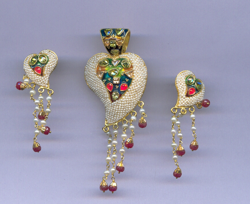 GOLD HALF SET PENDENT PLAIN EXCLUSIVE
