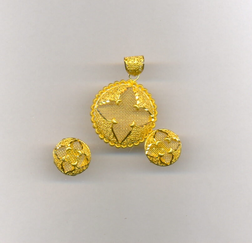 GOLD HALF SET PENDENT PLAIN EXCLUSIVE