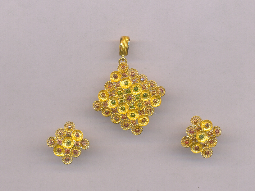 GOLD HALF SET PENDENT PLAIN EXCLUSIVE