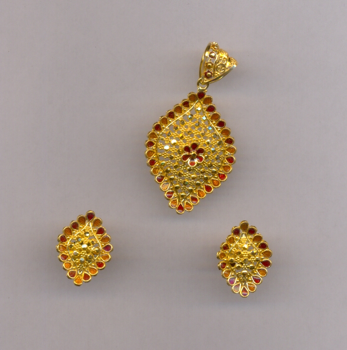 GOLD HALF SET PENDENT PLAIN EXCLUSIVE