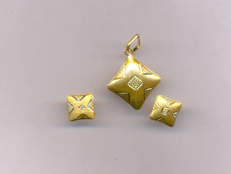GOLD HALF SET PENDENT PLAIN EXCLUSIVE