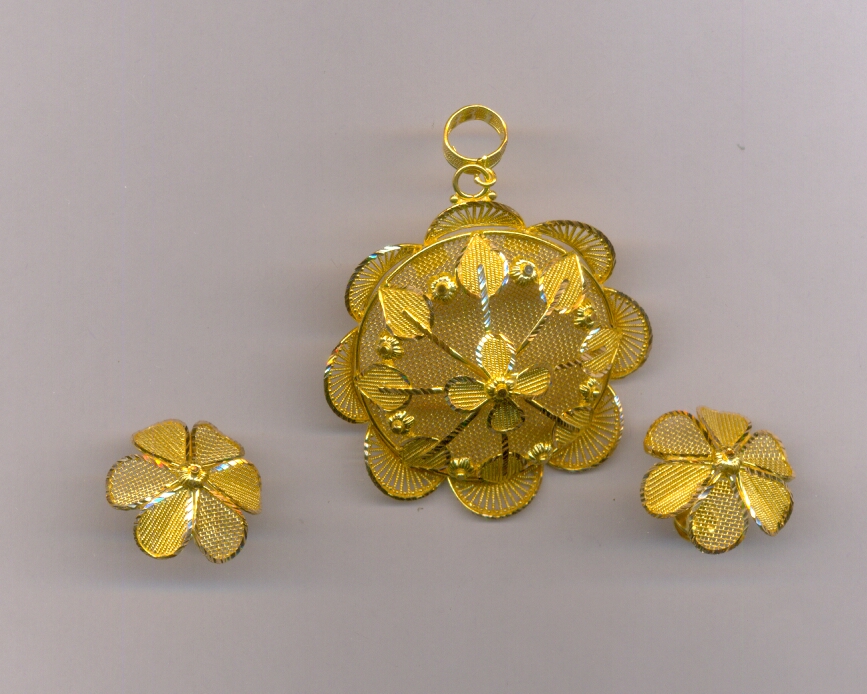 GOLD HALF SET PENDENT PLAIN EXCLUSIVE