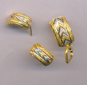 GOLD HALF SET PENDENT PLAIN FANCY