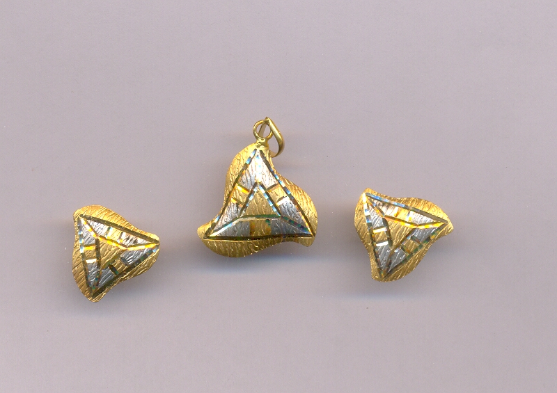 GOLD HALF SET PENDENT PLAIN FANCY