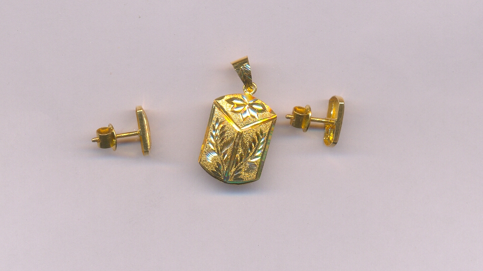 GOLD HALF SET PENDENT PLAIN FANCY