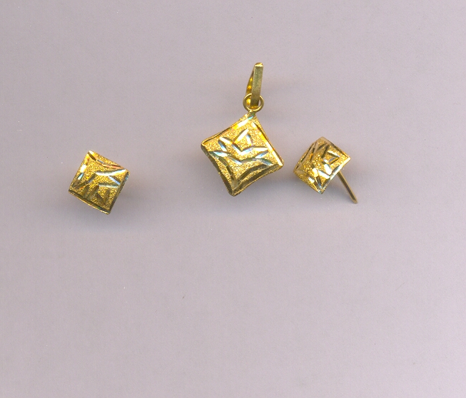 GOLD HALF SET PENDENT PLAIN FANCY