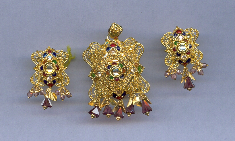 GOLD HALF SET PENDENT PLAIN FANCY