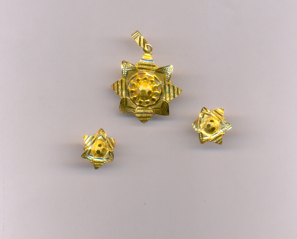 GOLD HALF SET PENDENT PLAIN FANCY