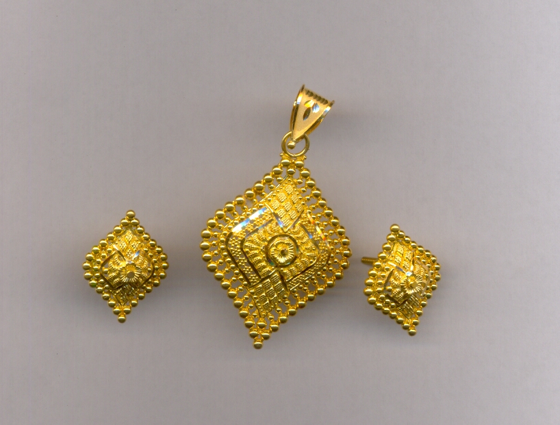 GOLD HALF SET PENDENT PLAIN FANCY