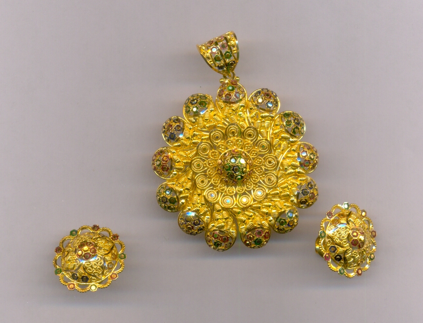 GOLD HALF SET PENDENT PLAIN FANCY