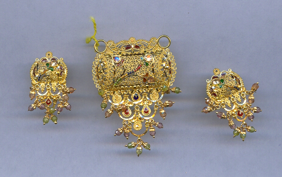GOLD HALF SET PENDENT PLAIN FANCY