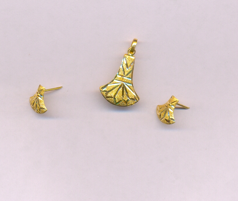 GOLD HALF SET PENDENT PLAIN FANCY