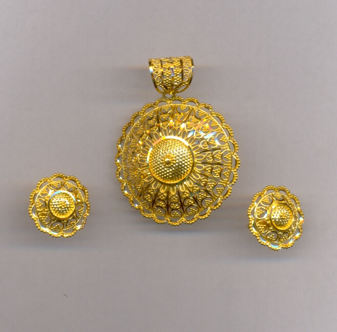 GOLD HALF SET PENDENT PLAIN FANCY