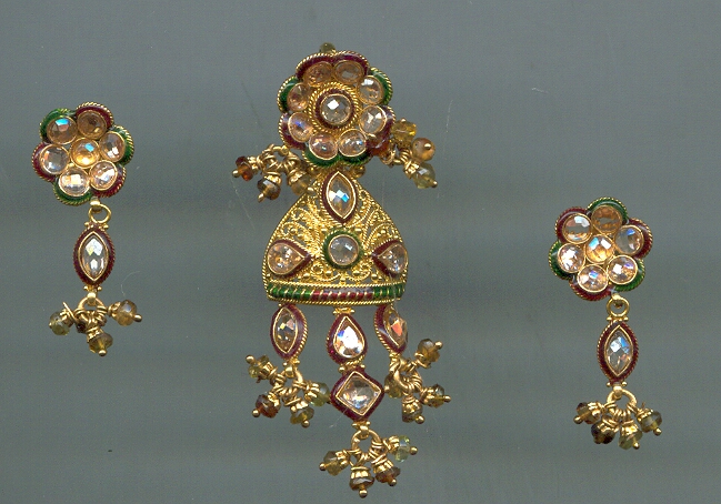 GOLD HALF SET PENDENT PLAIN FANCY