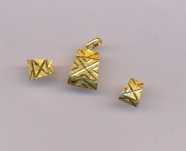 GOLD HALF SET PENDENT PLAIN FANCY