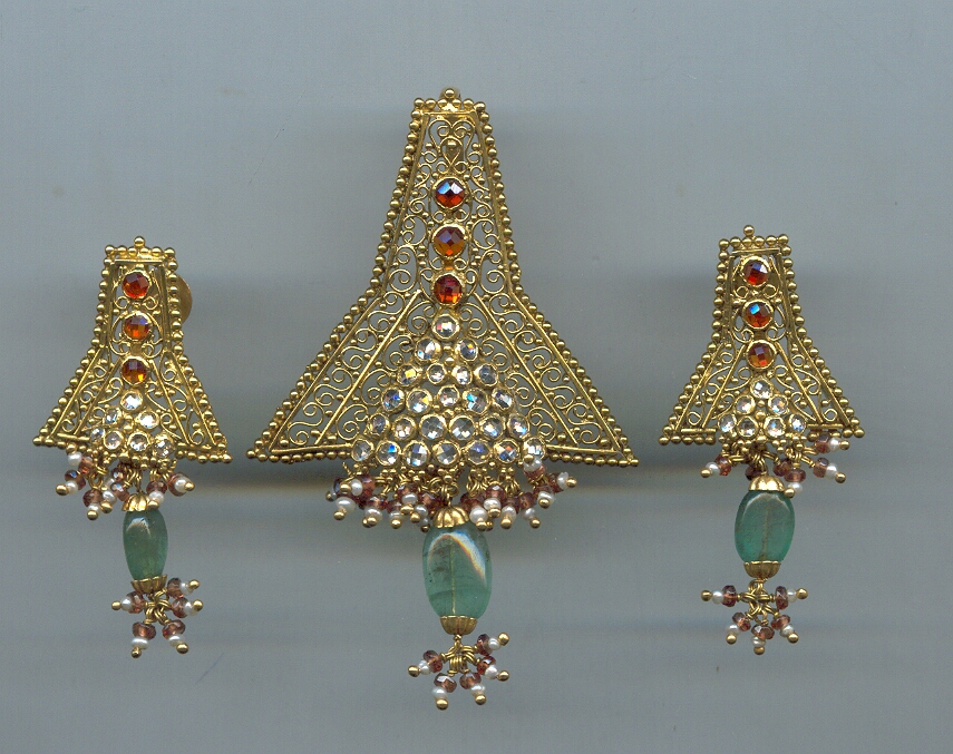 GOLD HALF SET PENDENT REALSTONE EXCLUSIVE