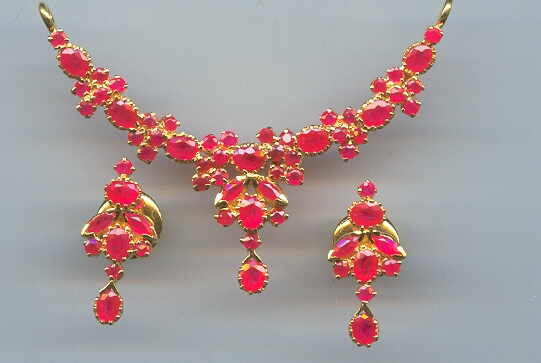 GOLD HALF SET PENDENT REALSTONE EXCLUSIVE
