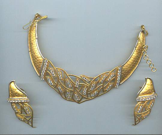 GOLD HALF SET ROUND DESIGNER GENERAL