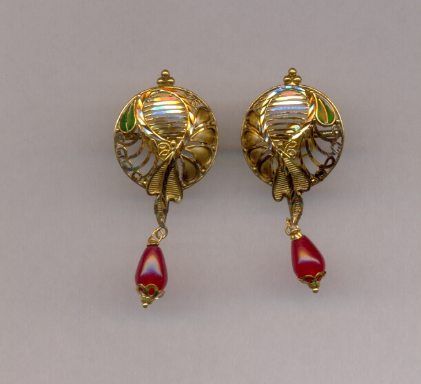 GOLD HANGING ANTIQUE FANCY