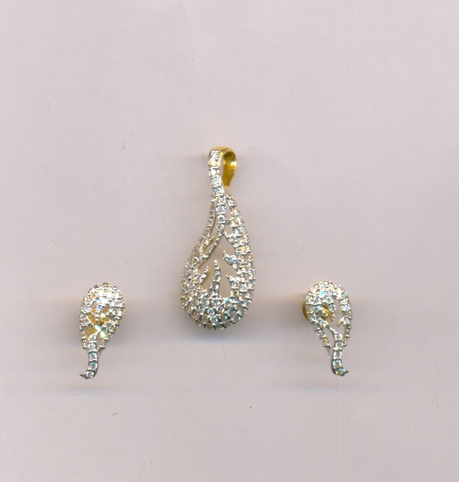 DIAMOND SET PENDENT