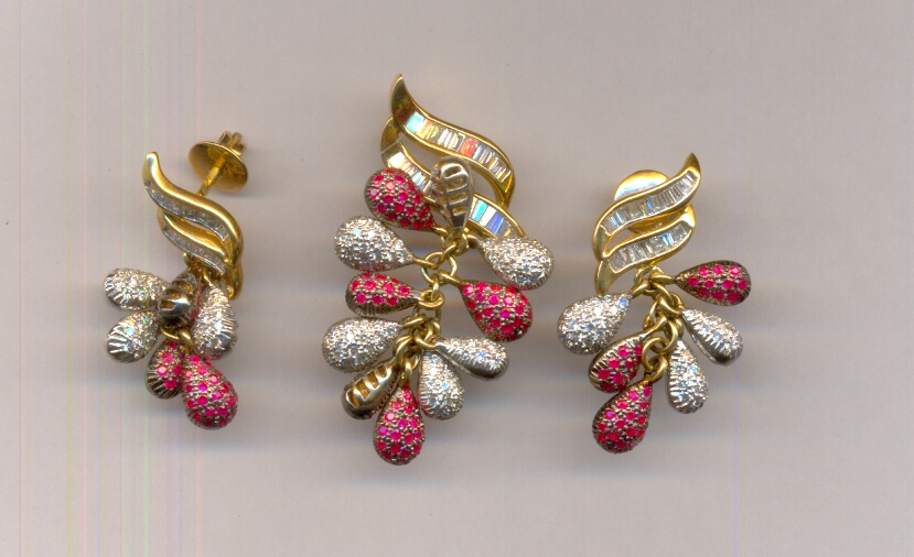 DIAMOND SET PENDENT