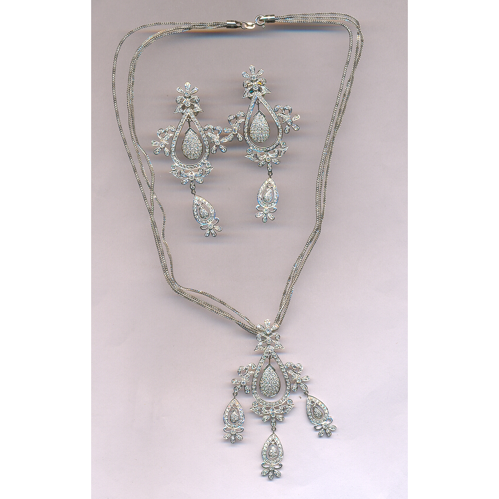 DIAMOND SET PENDENT