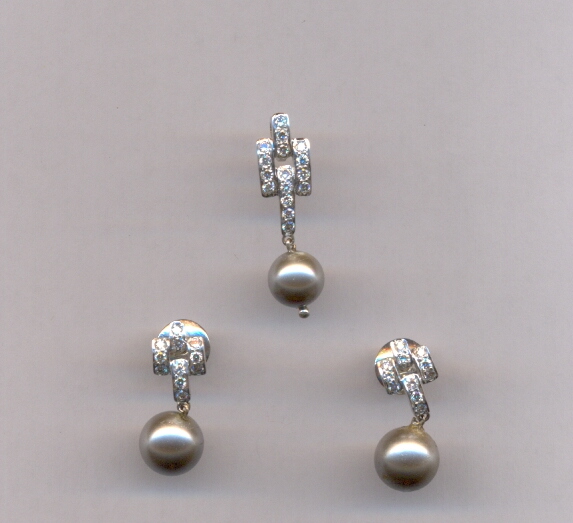 DIAMOND SET PENDENT