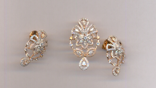 DIAMOND HALF SET PENDENT